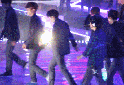 ac227650gw1eav9h3xohug20b407me82.gif?typ